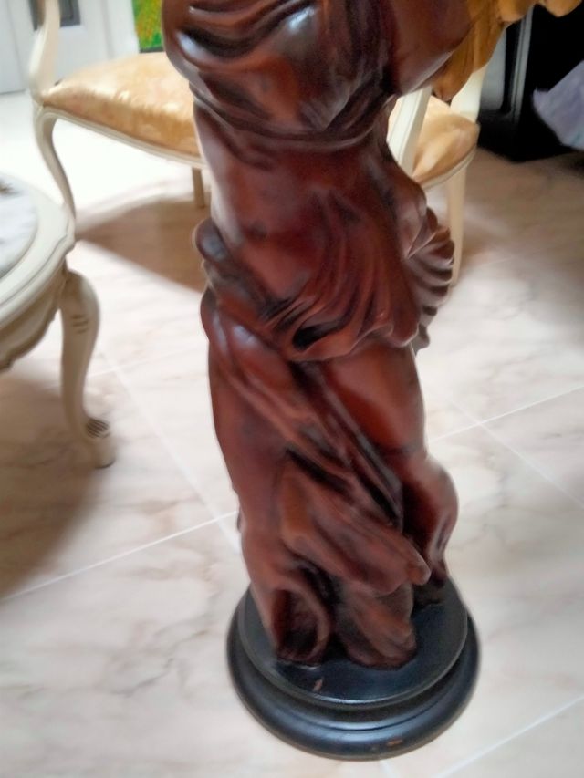 figura Nike tallada.