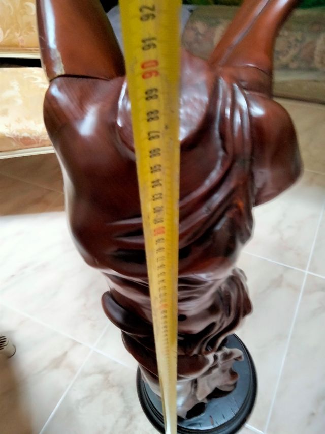 figura Nike tallada.