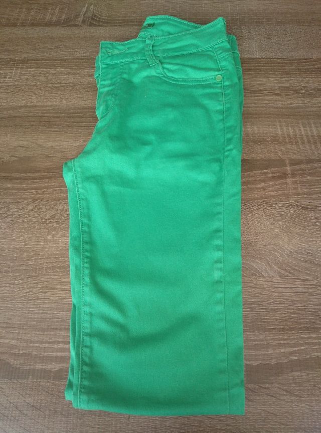 Pantalón elástico color verde talla S/36.Nuevo.