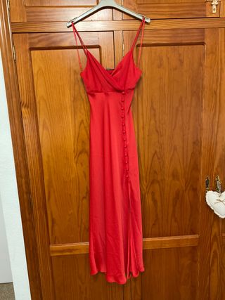 Vestido satinado rojo de Zara de segunda mano por 25,95 EUR en Santa Cruz  de Tenerife en WALLAPOP