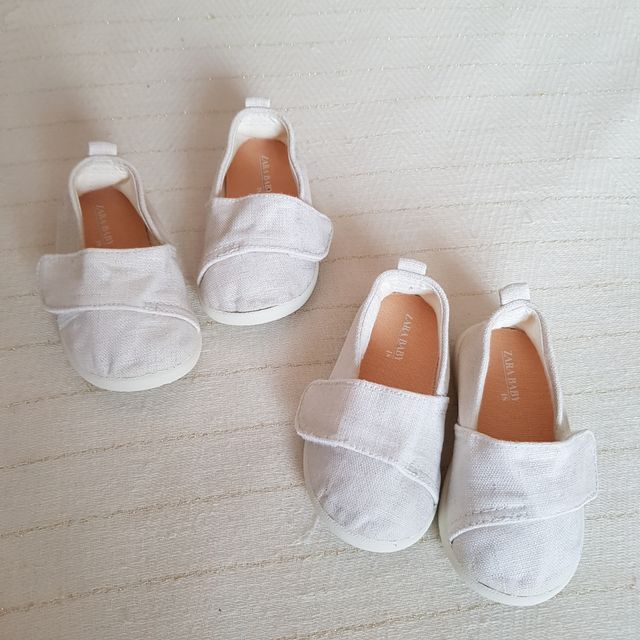 Zapatillas bambas blancas con brillo Zara. Gemelas