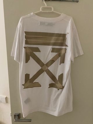 Camiseta Off White de segunda mano por 135 EUR en Madrid en WALLAPOP