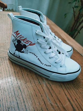 Botines MICKEY MOUSE de segunda mano por 10 EUR en A Pallota en WALLAPOP