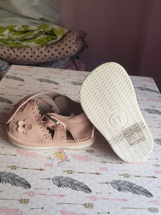 Sandalias para bebé sin estrenar,numero 17 de segunda mano por 10 EUR en  Sevilla en WALLAPOP