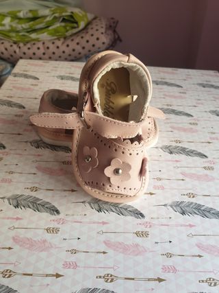 Sandalias para bebé sin estrenar,numero 17 de segunda mano por 10 EUR en  Sevilla en WALLAPOP