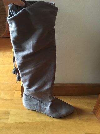 Botas altas (mosqueteras) grises talla 40 de segunda mano por 12 EUR en  Oviedo en WALLAPOP