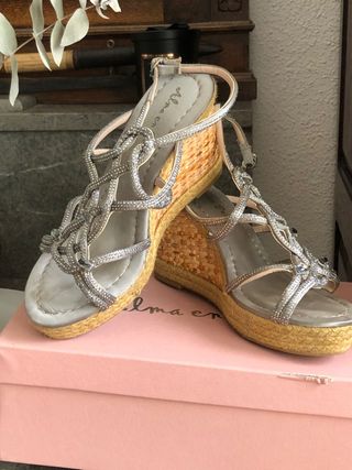Sandalias Cuña con pedrería Súper favorecedoras de segunda mano por 40 EUR  en Madrid en WALLAPOP
