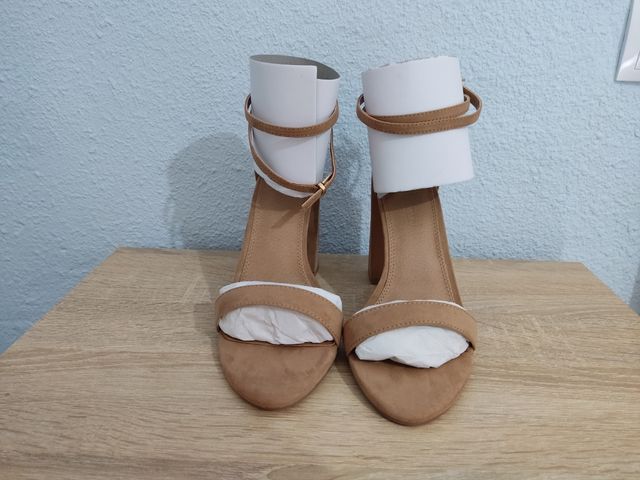 Sandalias de tacón Asos.