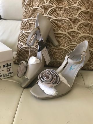 Hispanitas sandalias talla 42 de segunda mano por 55 EUR en Madrid en  WALLAPOP