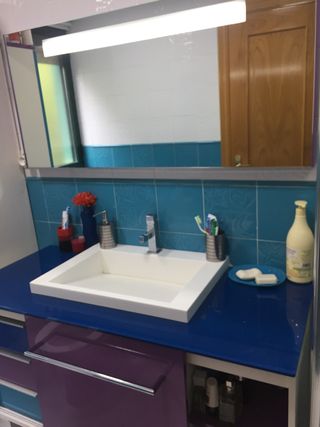 Mueble de baño. Conjunto con torre y espejo de segunda mano por 50 € en