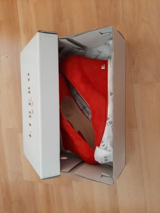Zapatos rojos con cuña e interior de piel de segunda mano por 15 EUR en  Azuqueca de Henares en WALLAPOP