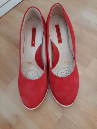 Zapatos rojos con cuña e interior de piel de segunda mano por 15 EUR en  Azuqueca de Henares en WALLAPOP