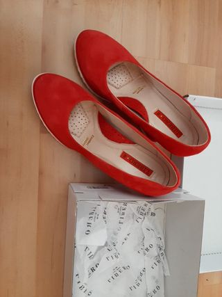 Zapatos rojos con cuña e interior de piel de segunda mano por 15 EUR en  Azuqueca de Henares en WALLAPOP