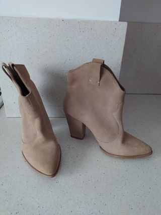 Botines ZARA a estrenar de piel en ante beige. de segunda mano por 35 EUR  en Palma de Mallorca en WALLAPOP