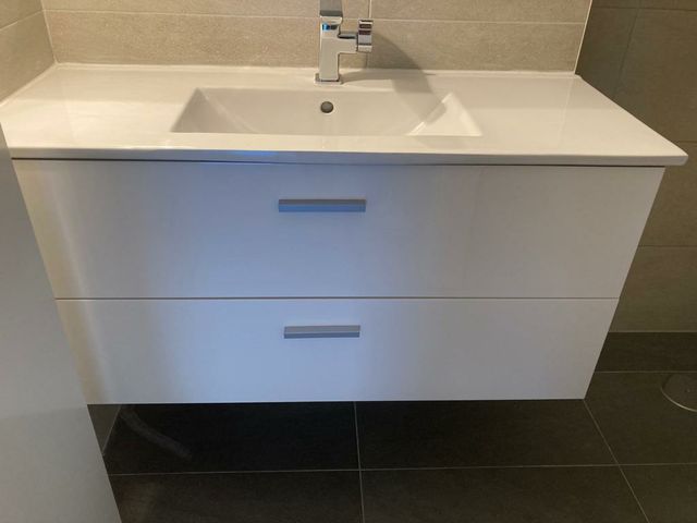 Mueble de baño con lavabo de segunda mano por 130 € en Málaga en WALLAPOP