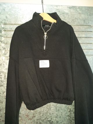 Sudadera negra corta con cremallera Bershka t 34 de segunda mano por 5 EUR  en Torrejón de Ardoz en WALLAPOP