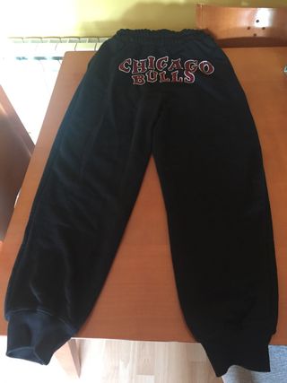 Pantalon CHICAGO BULLS - BERSHKA de segunda mano por 15 EUR en Sant Feliu  de Llobregat en WALLAPOP