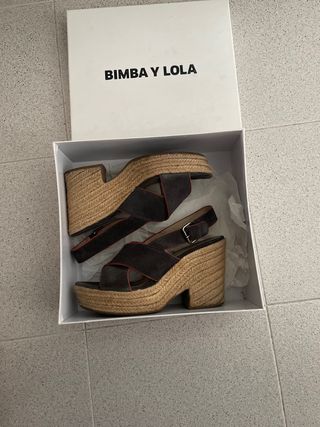 Sandalias cuña Bimba y Lola ante y esparto de segunda mano por 10 EUR en  Madrid en WALLAPOP