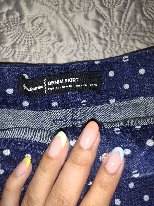 Falda vaquera de lunares de Stradivarius