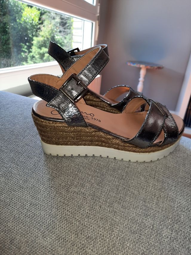 Sandalias de cuña y esparto. Color plomo.Talla 37.