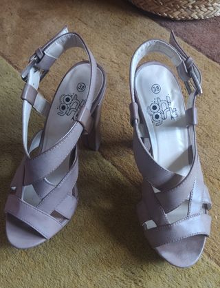 Sandalias de tacón talla 38 de Merkal calzados de segunda mano por 6 EUR en  Vitoria-Gasteiz en WALLAPOP