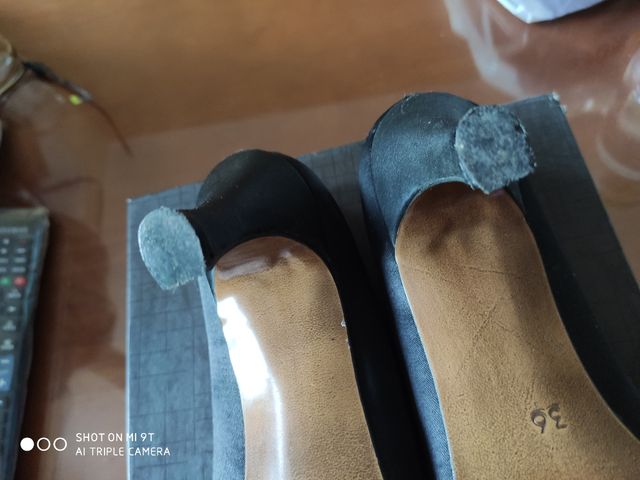 Zapatos de tacón negros con decoración