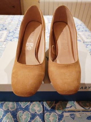 Zapatos tacón medio 37 impecables con regalo. de segunda mano por 15 EUR en  Valencia en WALLAPOP