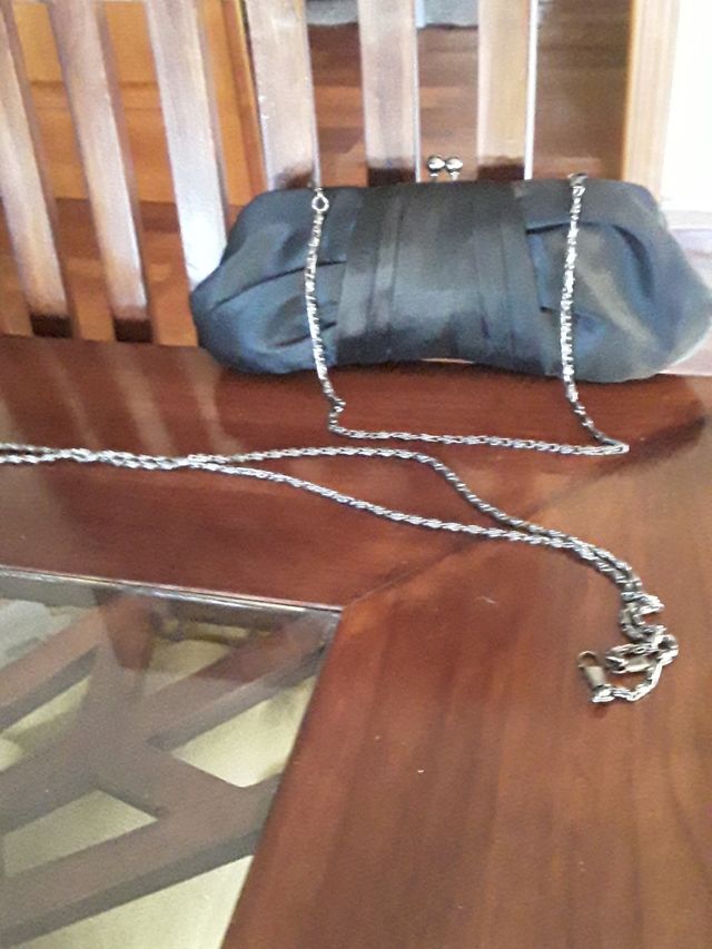 Bolso para fiestas o ceremonias de color negro.