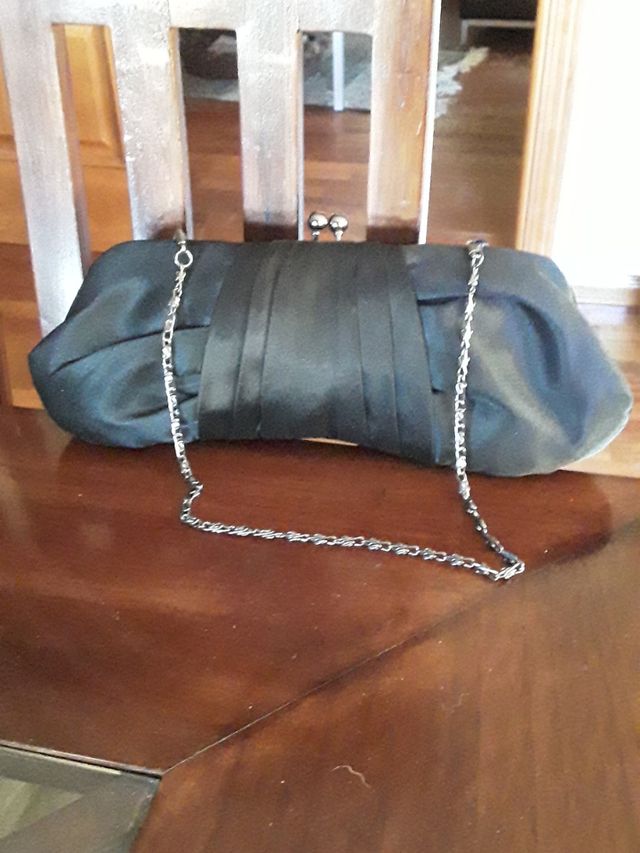 Bolso para fiestas o ceremonias de color negro.