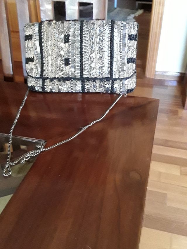 Bolso de pedrería.