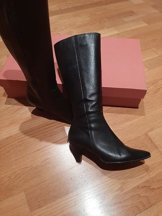 Botas altas Maria Jaén T\\/37 de segunda mano por 25 EUR en Parla en WALLAPOP
