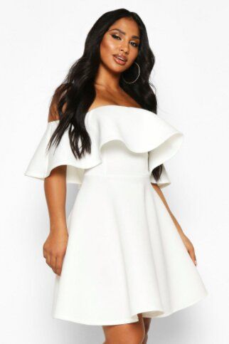 Vestido rojo boda, hombros descubiertos de volante