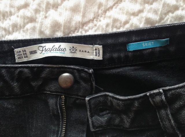 Minifalda negra efecto desgastado Trafaluc-Zara