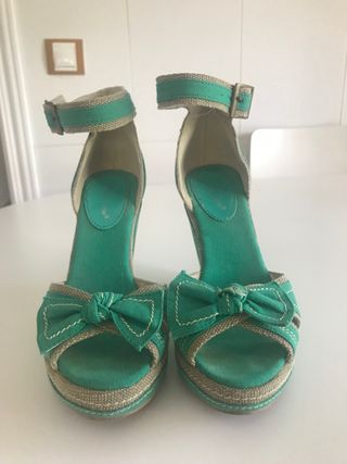 Sandalias verdes cuña de segunda mano por 10 EUR en Cobisa en WALLAPOP