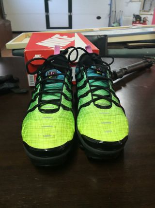 Nike AIR VAPORMAX PLUS Talla 44 de segunda mano por 120 EUR en Vigo en  WALLAPOP