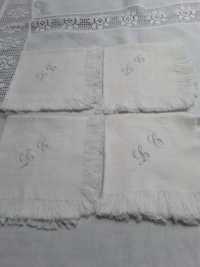 Toalha de mesa de linho e crochê feita à mão