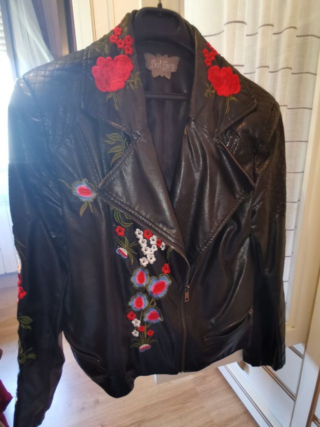 cazadora polipiel bordados floral