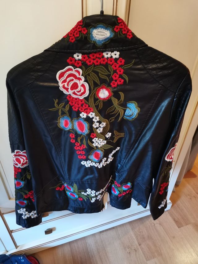 cazadora polipiel bordados floral