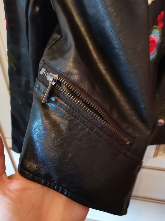 cazadora polipiel bordados floral