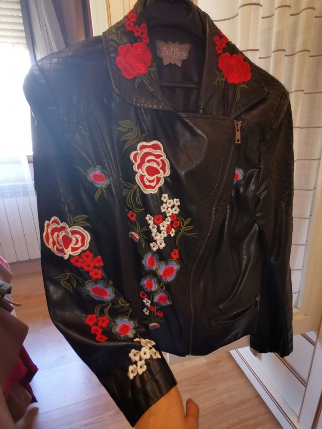 cazadora polipiel bordados floral