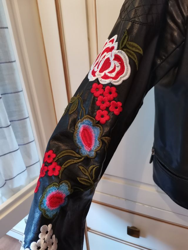 cazadora polipiel bordados floral