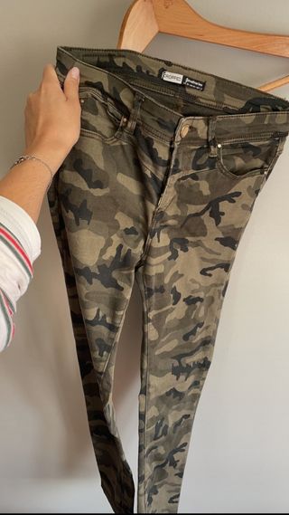 Pantalón Stradivarius de segunda mano por 12 EUR en Valdemoro en WALLAPOP