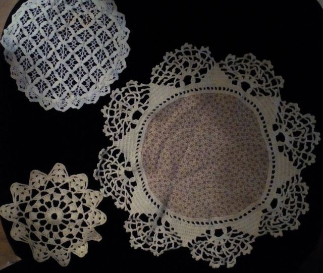 Lote de tapetes de ganchillo y camino de mesa