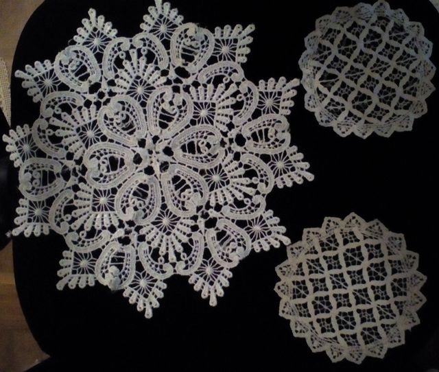 Lote de tapetes de ganchillo y camino de mesa