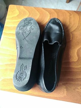 Zapato negro confortissimo de segunda mano por 4 EUR en La Cruz de Arrabal  en WALLAPOP