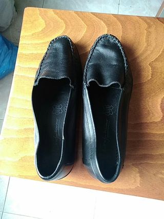 Zapato negro confortissimo de segunda mano por 4 EUR en La Cruz de Arrabal  en WALLAPOP