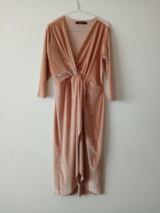 Vestido rosa palo de Zara de segunda mano por 10 EUR en Fontan en WALLAPOP