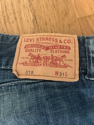 Pantalón vaquero pirata levis de segunda mano por 28 EUR en León en WALLAPOP