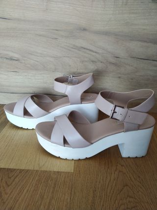 Sandalias con Plataforma Blanca T.39 Stradivarius de segunda mano por 10  EUR en Santurtzi en WALLAPOP
