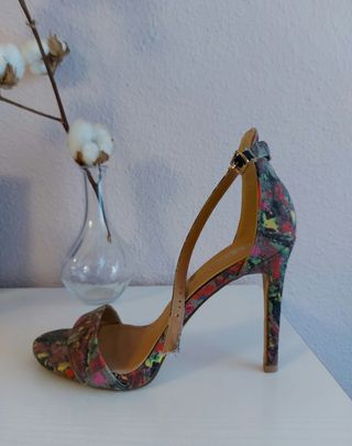 Sandalias tacón colores de segunda mano por 12 EUR en Sevilla en WALLAPOP